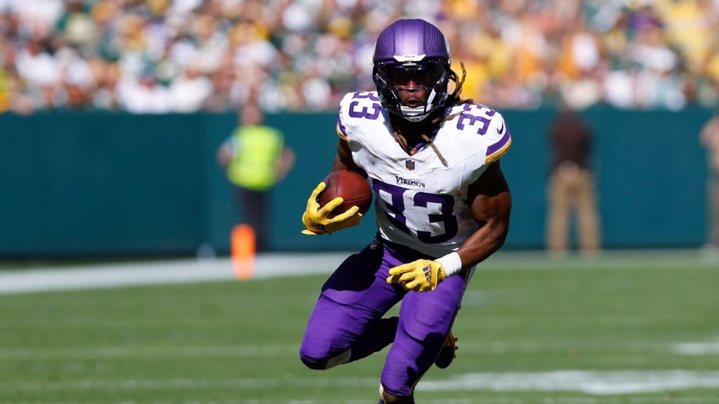 Vikings RB Aaron Jones leaves game with hip injury