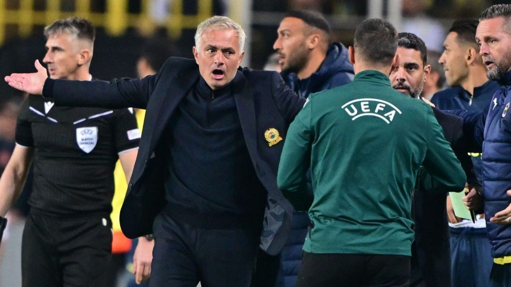 Jose Mourinho mocks referee after red card against Man United