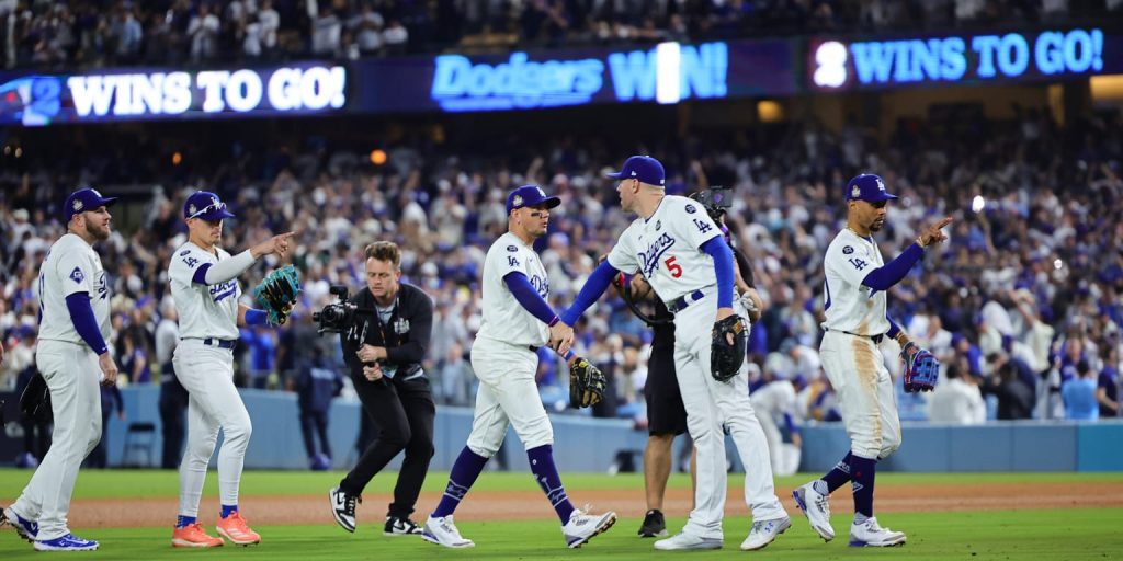 Shohei Ohtani injures shoulder, Dodgers hold off Yankees in World Series Game 2 win