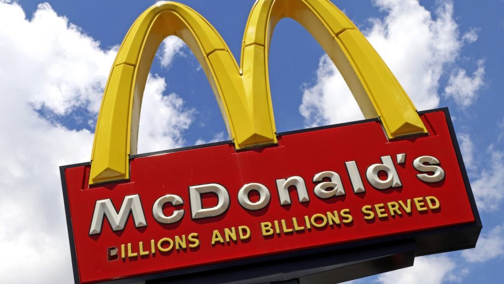 1 dead, dozens sickened in E. coli outbreak linked to McDonald’s Quarter Pounders : NPR